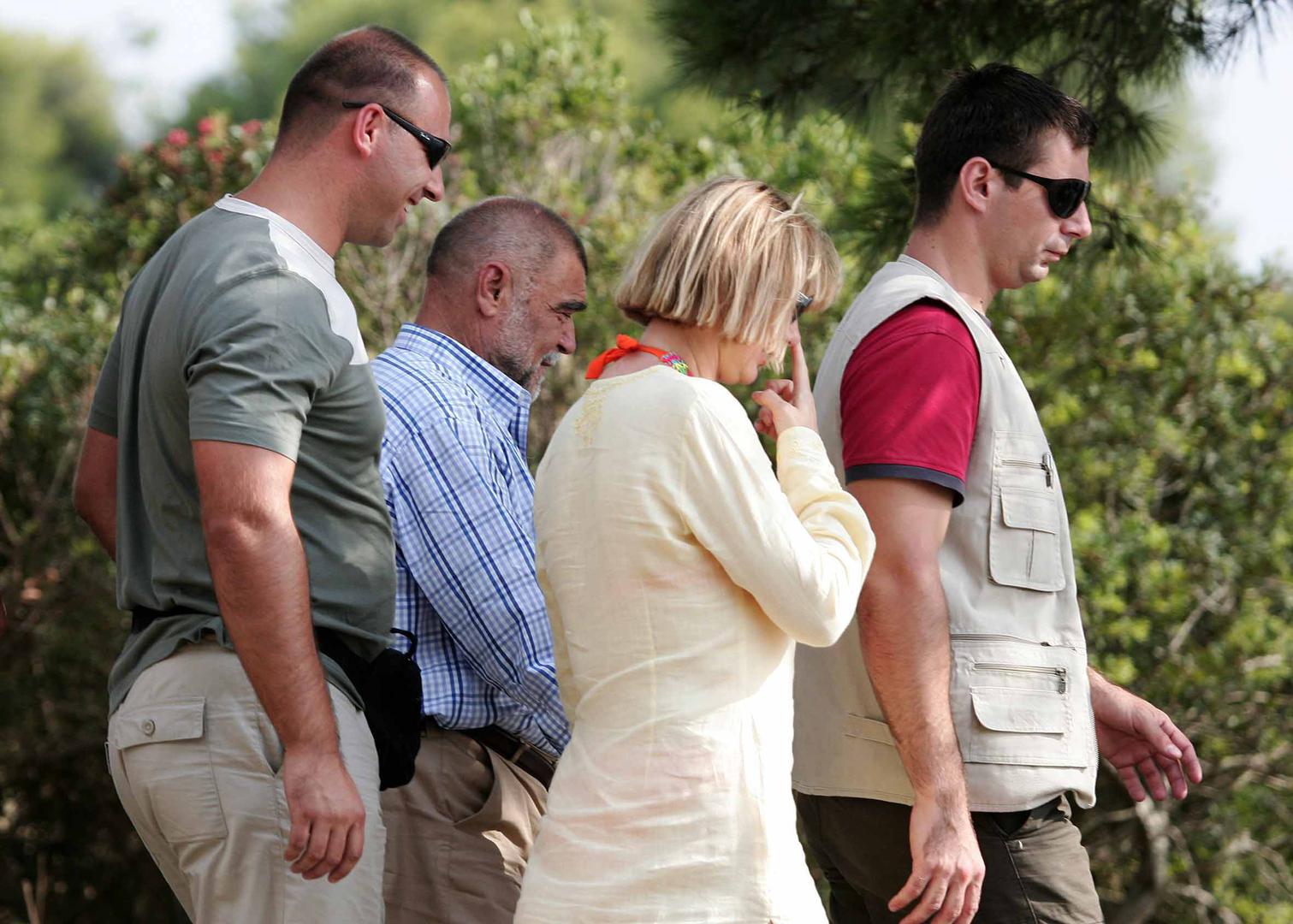 12.08.2005., Zdrilce,Pakleni otoci - Predsjednik Stjepan Mesic u drustvu kcerki  Dunje i Sase posjetio je restoran Antonio Patak u uvali Zdrilca  Photo: Davor Puklavec/PIXSELL