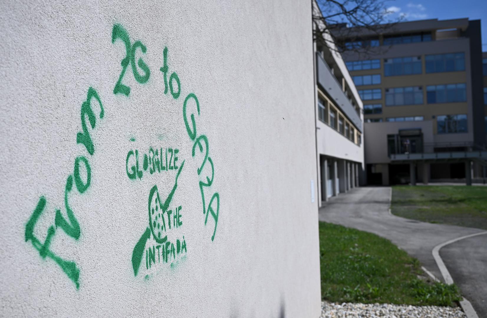"From ZG to Gaza. Globalize the intifada" poruka je grafita na zgradi FSB-a, inače slogana koji se koristi za zagovaranje međunarodne podrške palestinskom otporu protiv izraelske okupacije.