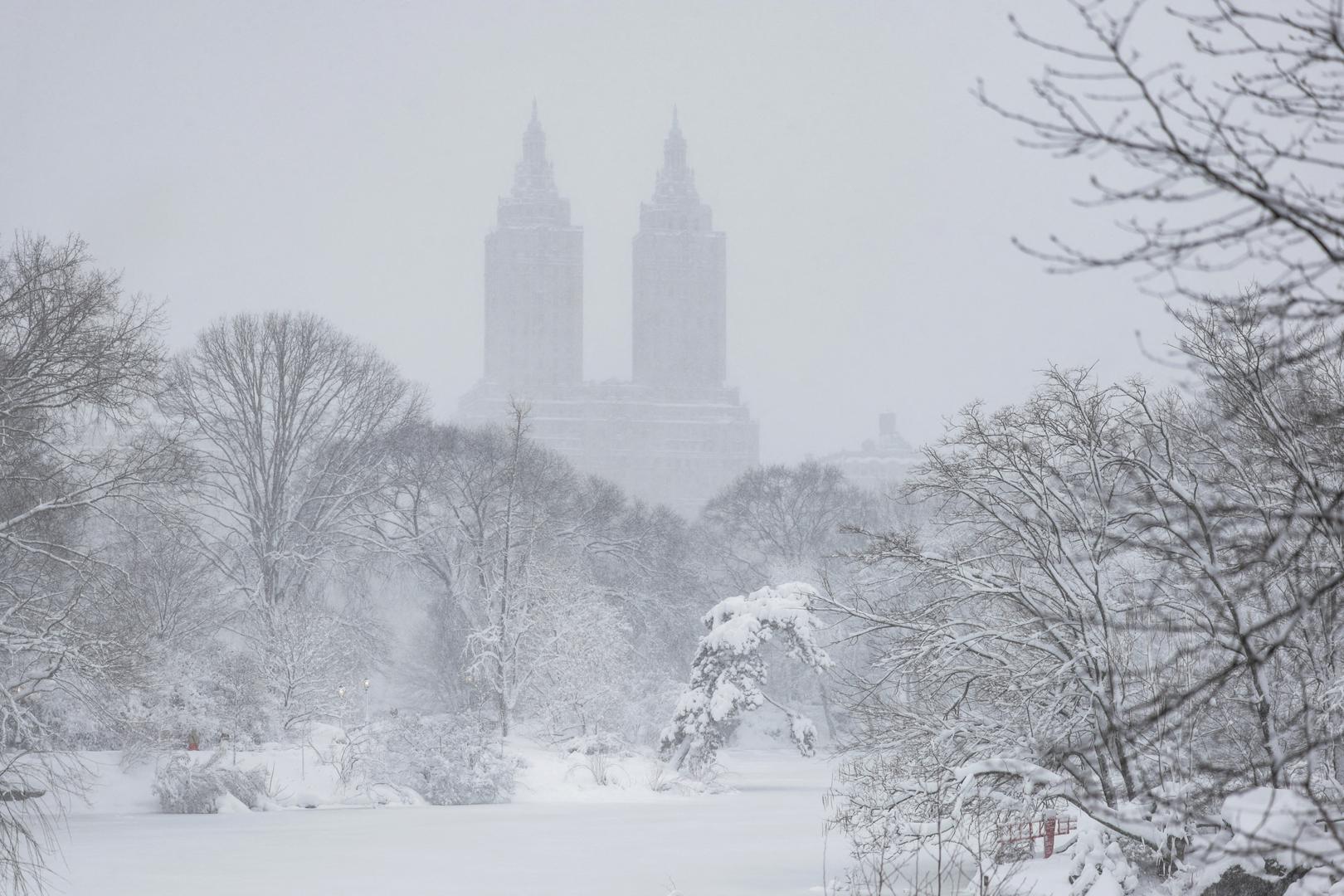 U New Yorku su uvjeti bili izuzetno teški s rekordnim snježnim količinama u Central Parku i širom grada, što je rezultiralo zatvaranjem škola i uvođenjem zabrane putovanja na nekoliko sati.