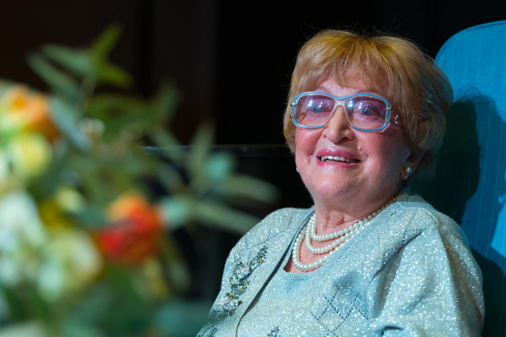  Početak Drugog svjetskog rata vratio ju je u Zagreb, gdje se udala za stomatologa Eriha Jelineka. U tom braku dobila je dvoje djece. Tijekom rata izgubila je svoju braću. 