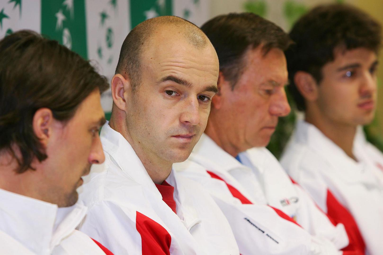 Tome svjedoči i fotografija koju je objavio na društvenim mrežama. Prikazuje socijalnu iskaznicu s Ljubičićevom fotografijom nad kojom piše "izbjeglica". Iza nje stoji teška priča hrvatskog teniskog asa. Kada mu je bilo 12 godina, osvojio je prvenstvo Jugoslavije, osam godina nakon što ga je otac prvi put doveo na teniski teren. Međutim, u toj velikoj pobjedi nije dugo uživao. Zbog rata je bio prisiljen napustiti Banju Luku s ostatkom obitelji. Do tada je njegova glavna briga bila izgradnja karijere, nakon odlaska u izbjeglištvo prioritet je postalo preživljavanje.