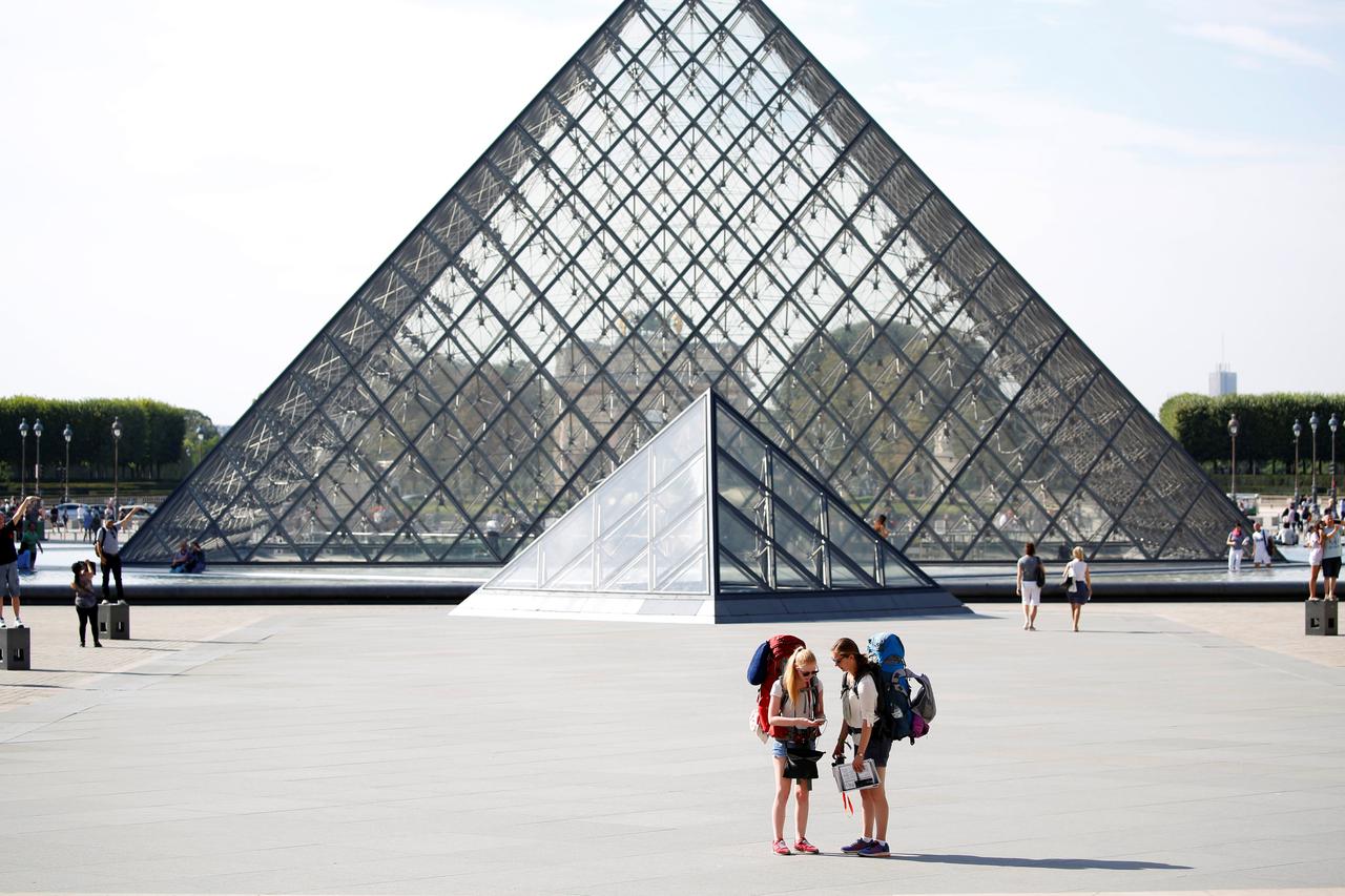 Staklena piramida pariškog muzeja Louvre