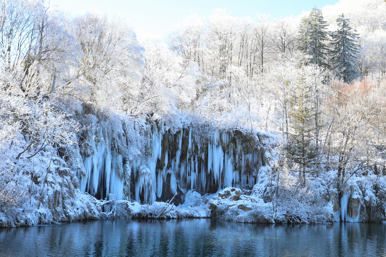 Nacionalni park Plitvička jezera jedna je od najpoznatijih atrakcija u Hrvatskoj, a predivne fotografije prikazuju kako je ne treba zaobići ni zimi. Snijeg i debeli minusi zaledili su slapove na Plitvičkim jezerima, što je oduševilo posjetitelje. 
