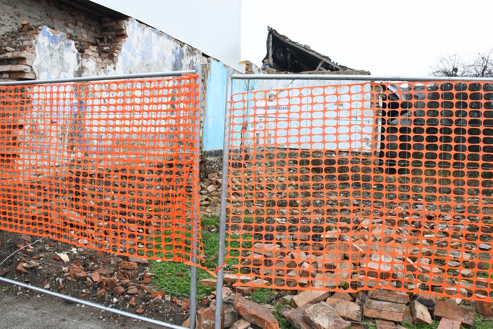 Zgrada u sisačkoj Ulici Hrvatskog narodnog preporoda imala je 144 stana te 10 poslovnih prostora, no morala je biti uklonjena zbog prevelikih oštećenja. 