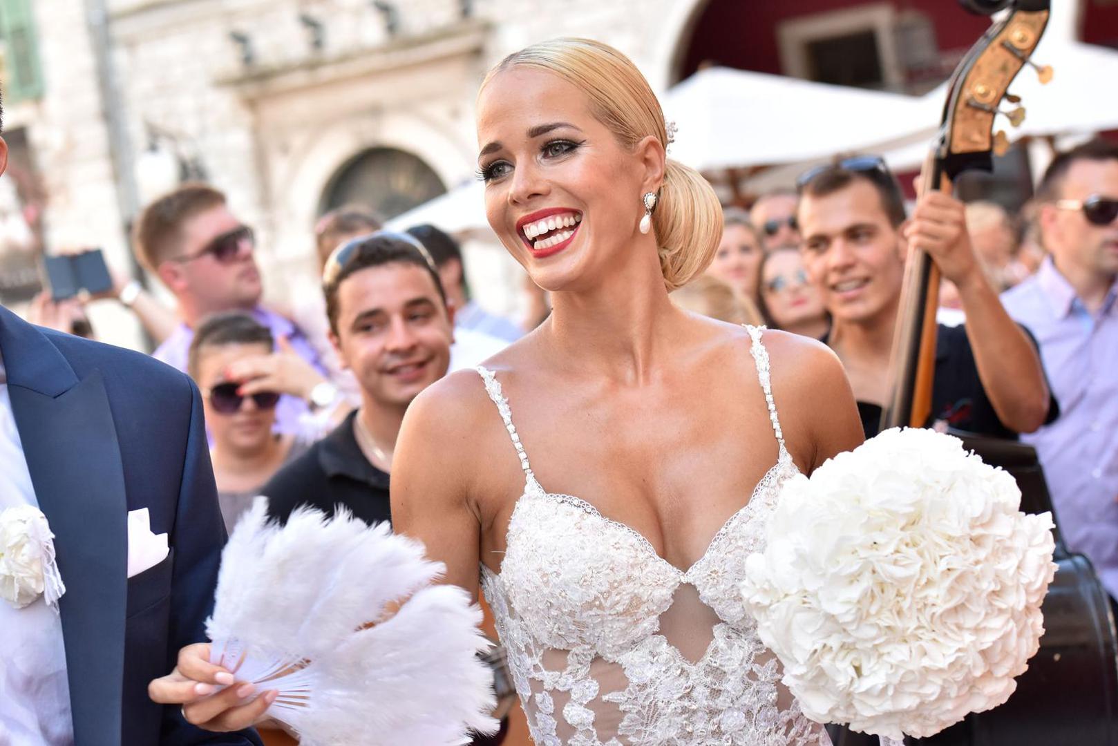 "Uvijek sam govorila, još u jednom intervjuu, da ću imati kćer i sina. I tako je i bilo. Praktički imamo sve, a kada vidiš što sve imaš, možeš samo reći – hvala ti, Bože. Imam dvoje žive i zdrave djece, zdrav brak, i svi moji bližnji su zdravi. To je sve što mi treba," ispričala je za In Magazin.