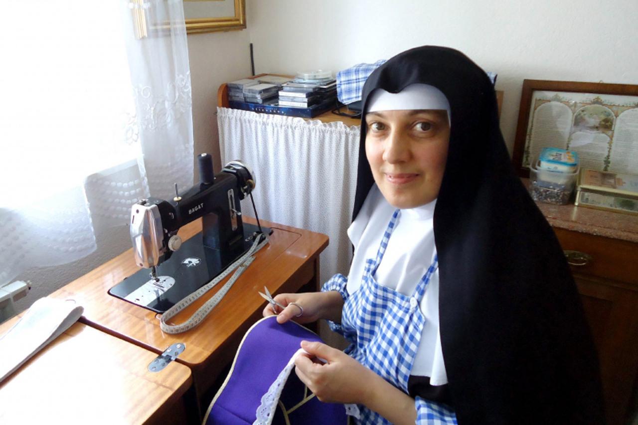 'Pozega-07.12.2010. Za si8vacim strojem Photo: Dusko Mirkovic/PIXSELL'