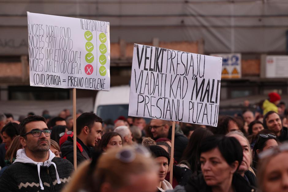 Veliki prosvjed u Zagrebu protiv COVID potvrda okupio tisuće prosvjednika