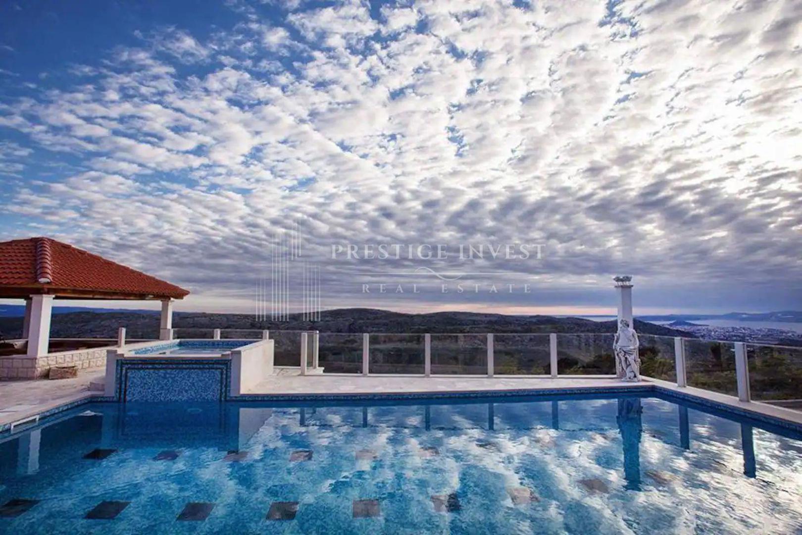 Ova samostojeća dvokatnica, cijenjena na 1.250.000 €, ima spektakularan pogled na Jadransko more.