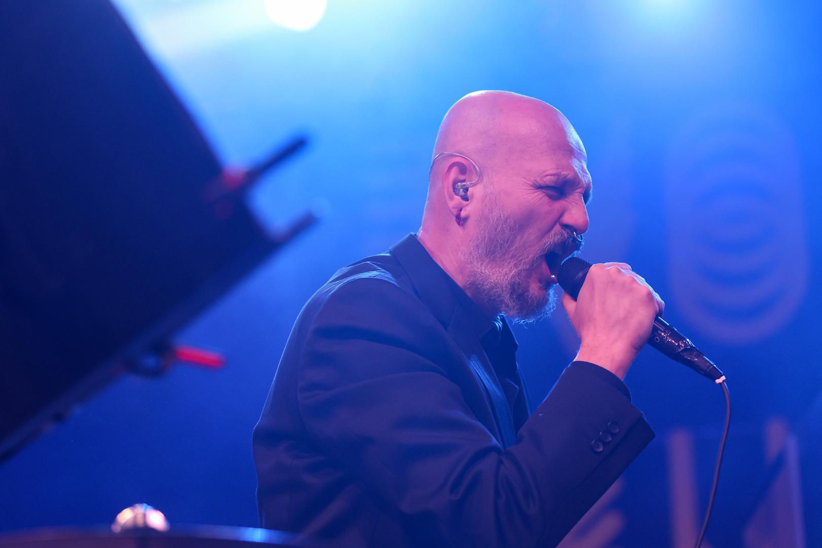 Jedan od najsvestranijih i najkreativnijih glazbenika na domaćoj sceni, Damir Urban, sinoć je u rasprodanoj Tvornici kulture u Zagrebu uz svoju Četvorku održao prvi od dva rasprodana koncerta. 