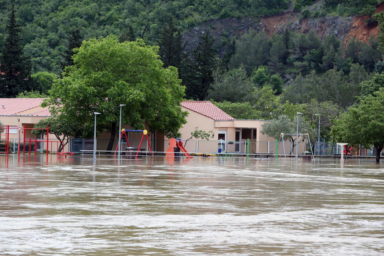 Vodostaj Zrmanje i dalje raste, Obrovac poplavljen, proglašeno izvanredno stanje