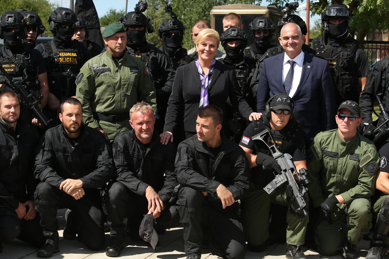 07.09.2015., Zagreb - U sjedistu ATJ Lucko svecano je obiljezena 25. godisnjica postrojbe.  Svecanosti su nazocili predsjednica RH Kolinda Grabar-Kitarovic i ministar unutarnjih poslova Ranko Ostojic koji su polozili vijence i zapalili svijece na spomenik