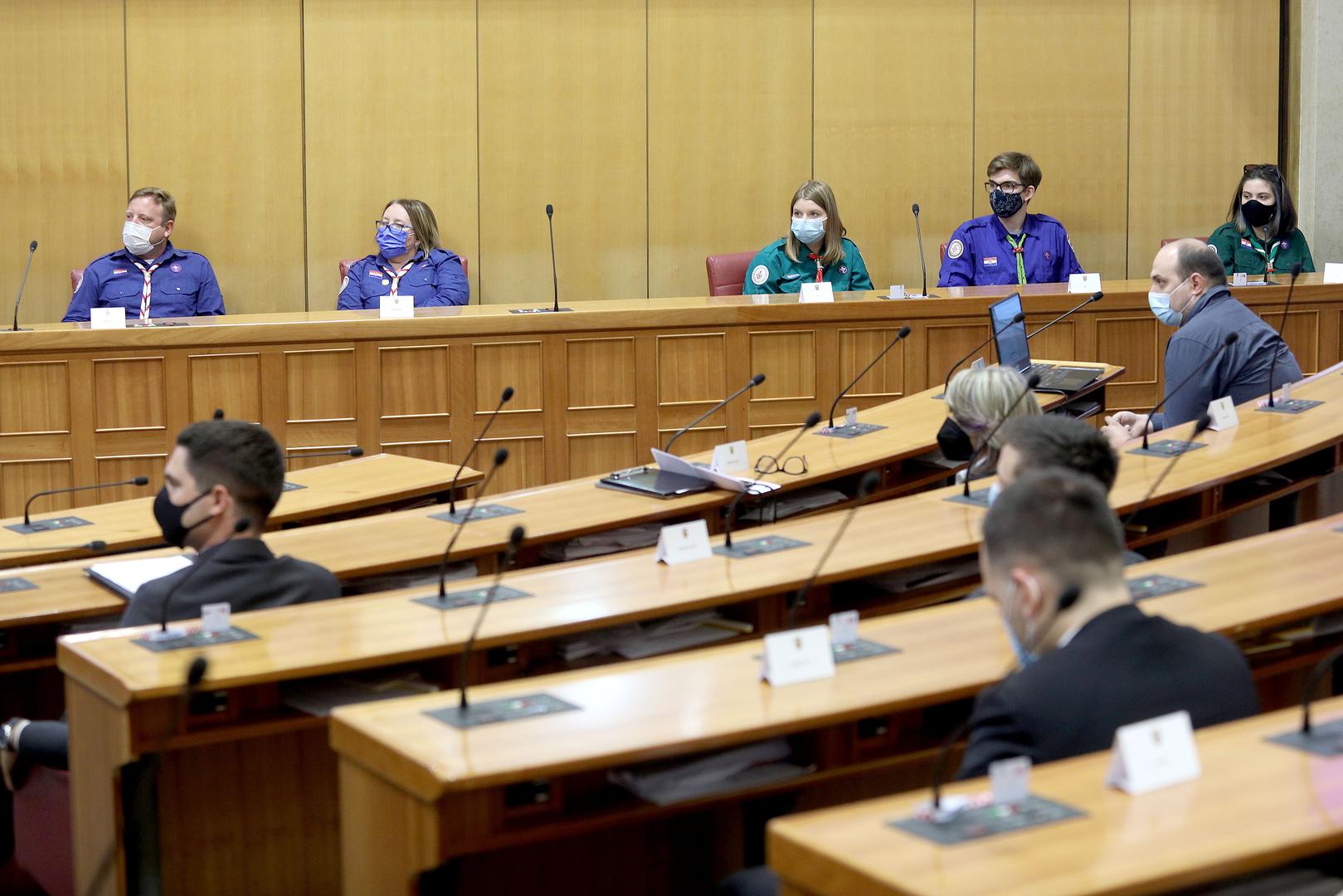 11.05.2021., Zagreb - Predsjednik Hrvatskoga sabora Gordan Jandrokovic otvorio je danas "Konferenciju o buducnosti Europe – vizija Hrvatske". Konferenciju je organizirao Hrvatski sabor i Ured Europskog parlamenta u Hrvatskoj, u suradnji s Predstavnistvom Europske komisije u Hrvatskoj i Mrezom centara Europe Direct u Hrvatskoj. Na pocetku konferencije Gordan Jandrokovic pozdravio je robota.Photo: Patrik Macek/PIXSELL