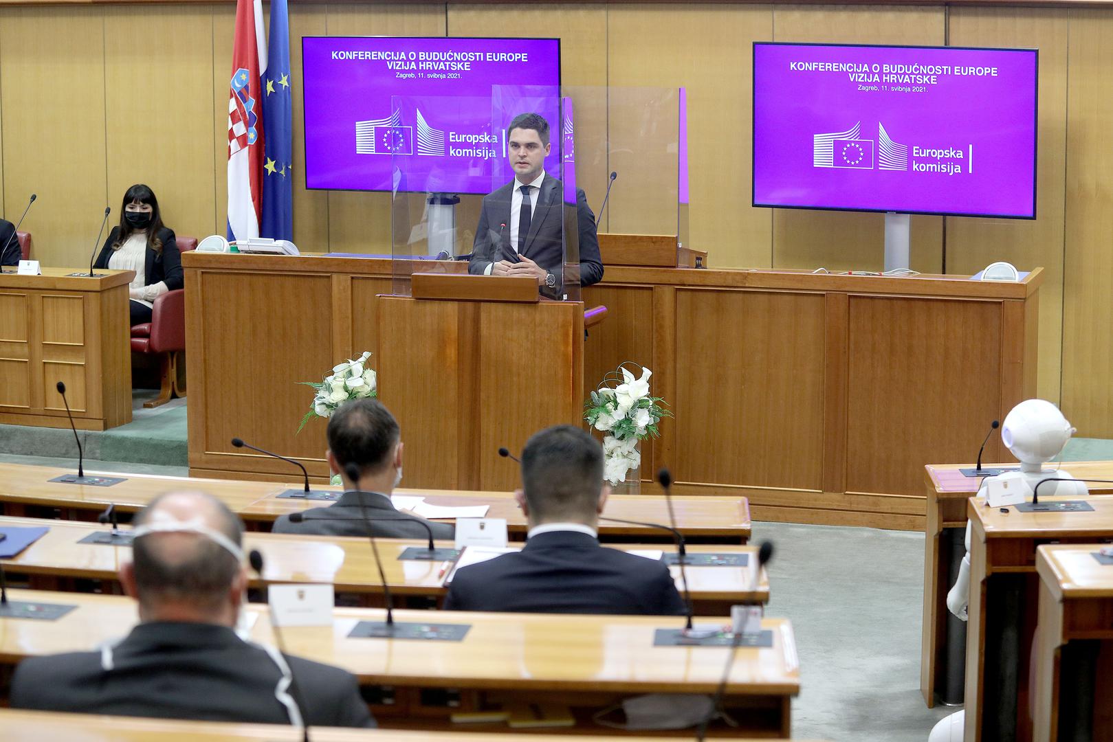 11.05.2021., Zagreb - Predsjednik Hrvatskoga sabora Gordan Jandrokovic otvorio je danas "Konferenciju o buducnosti Europe – vizija Hrvatske". Konferenciju je organizirao Hrvatski sabor i Ured Europskog parlamenta u Hrvatskoj, u suradnji s Predstavnistvom Europske komisije u Hrvatskoj i Mrezom centara Europe Direct u Hrvatskoj. NA pocetku konferencije Gordan Jandrokovic pozdravio je robota.Photo: Patrik Macek/PIXSELL