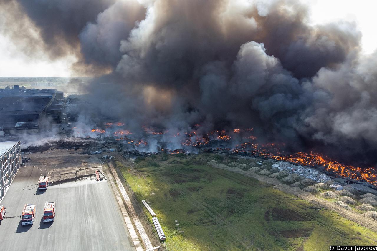 Nove fotografije iz zraka požara u osječkoj tvrtki za preradu plastike "Drava International"