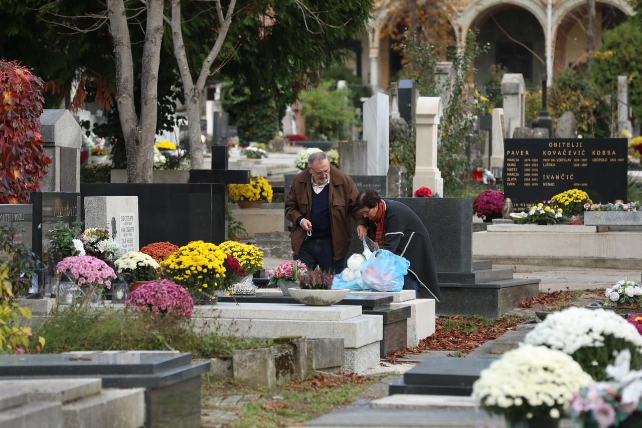 Zagreb: Građani obilaze posljednja počivališta svojih najmilijih uoči Svih svetih