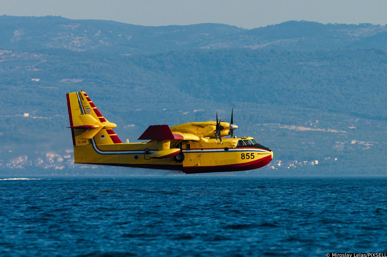 Stobreč: Kanaderi uzimaju vodu iz Jadranskog mora za gašenje požara u Zagori