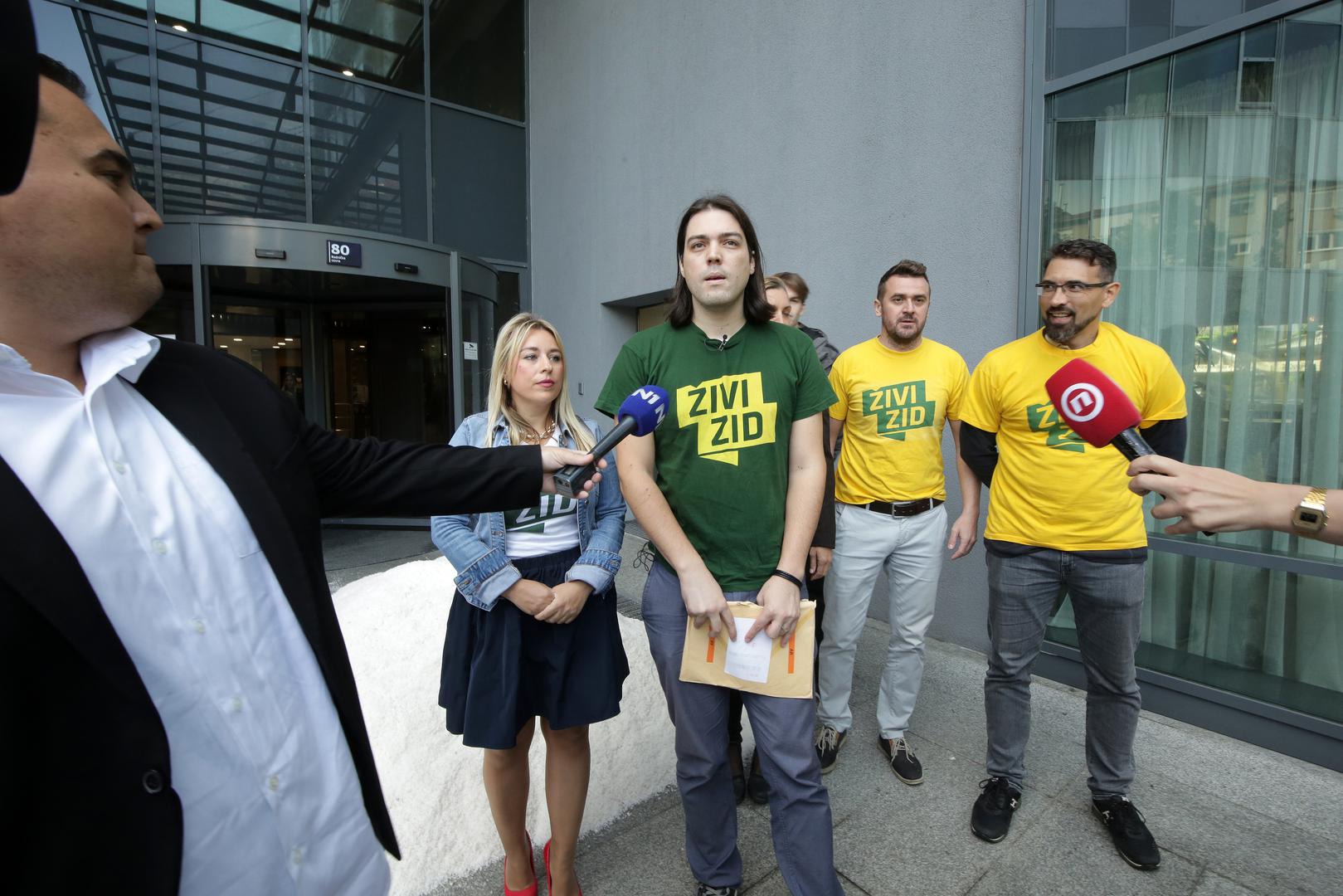 02.10.2020., Zagreb - Europarlamentarni zastupnik Ivan Vilibor Sincic ispred Ministarstva gospodarstva i odrzivog razvoja na Radnickoj cesti zajedno s clanovima Zivog zida istovario vise od 300 kg soli. Photo: Emica Elvedji/PIXSELL