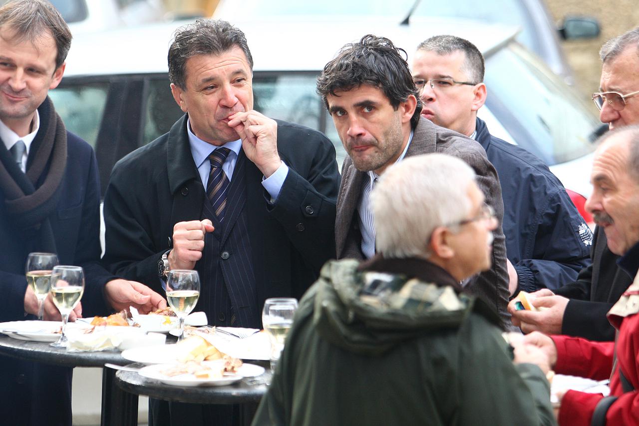 ARHIVA - 2009. Zagreb: Na Cvjetnom trgu održan domjenak Hoto grupe