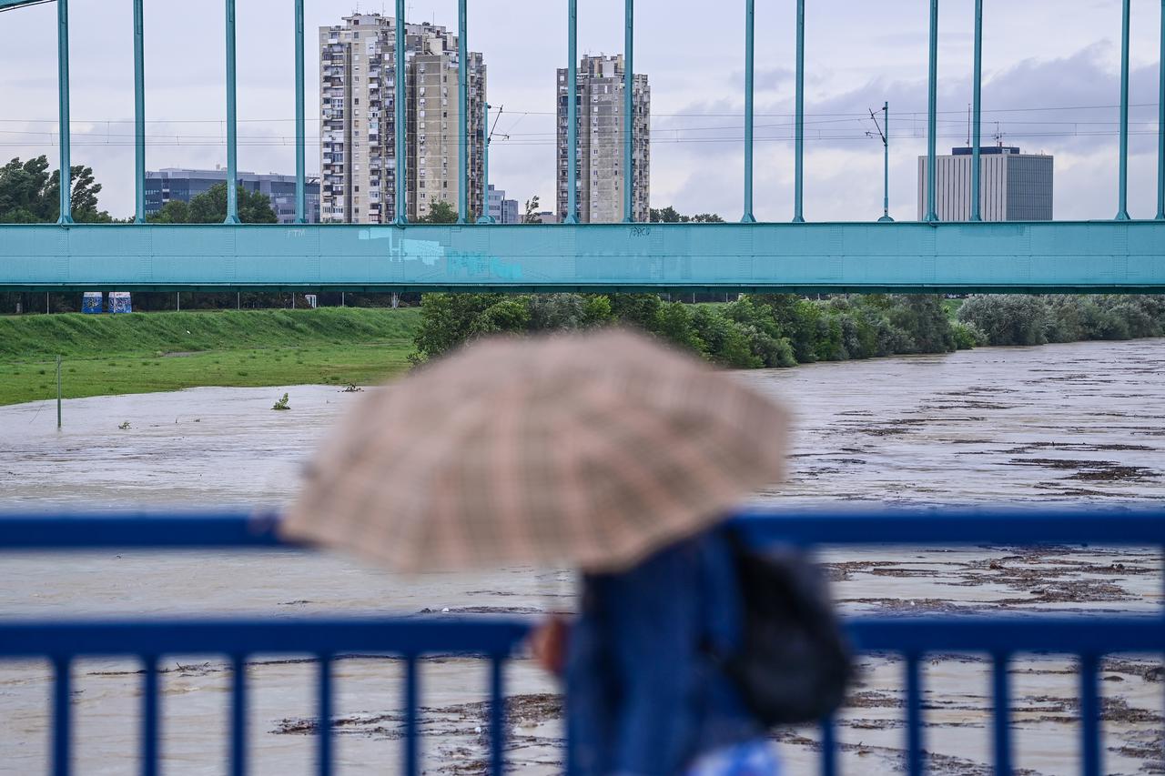 Zagreb: Zbog kiša porastao vodostaj Save koja se izlila iz korita