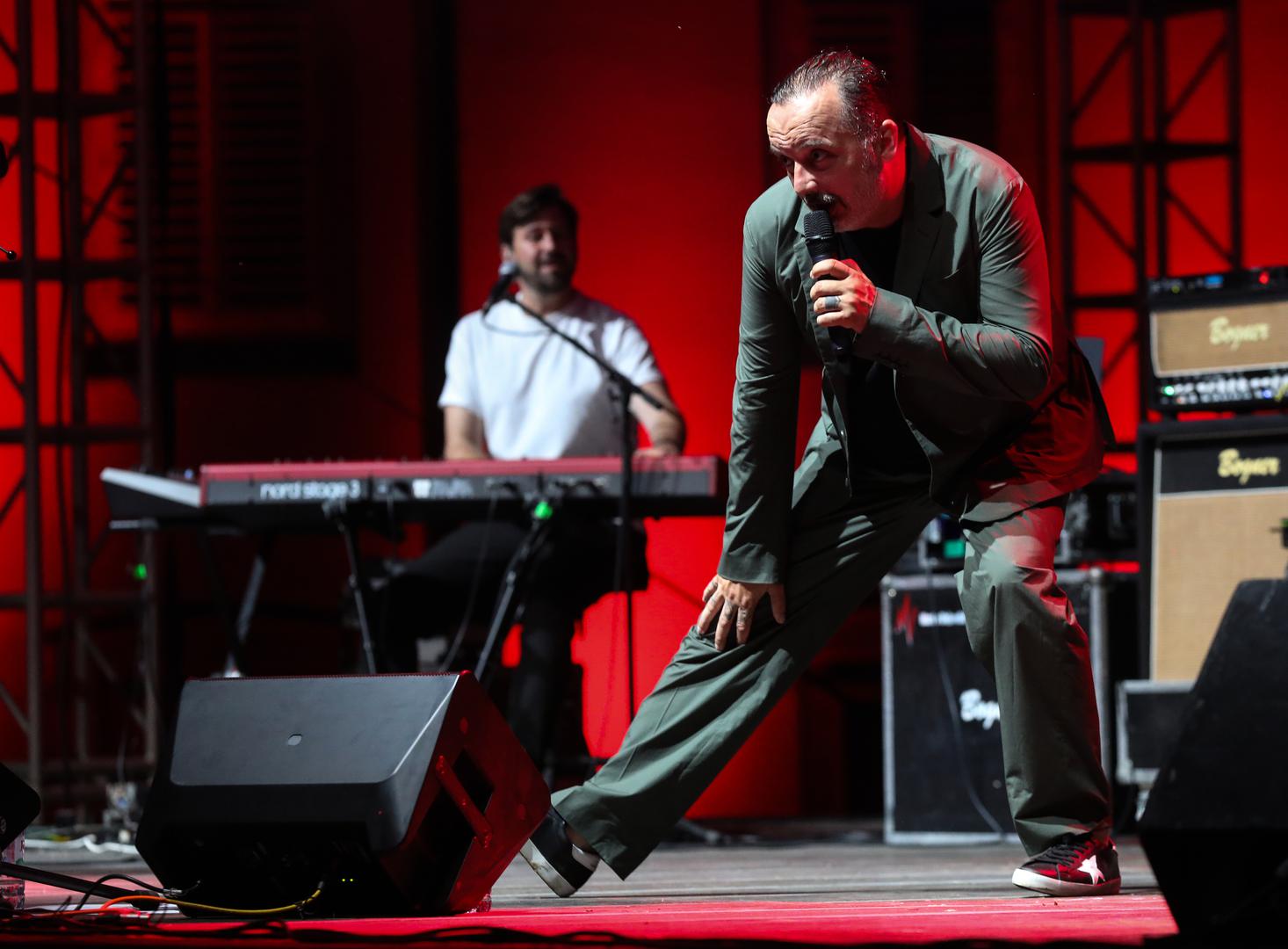 Uz svoje hitove izveo je i duete koje je snimio sa Željkom Joksimovićem ("Zabluda"), Toše Proeskim ("Lagala nas mala") i grupom ET "Totalno sam lud".