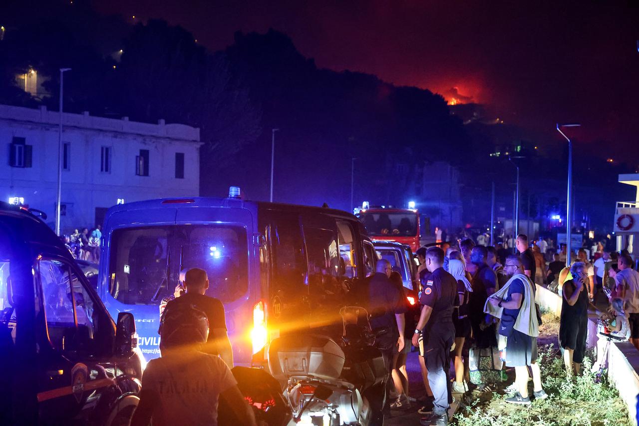 Požar kod Omiša: Evakuiran velik broj turista i mještana, pred vatrogascima je besana noć