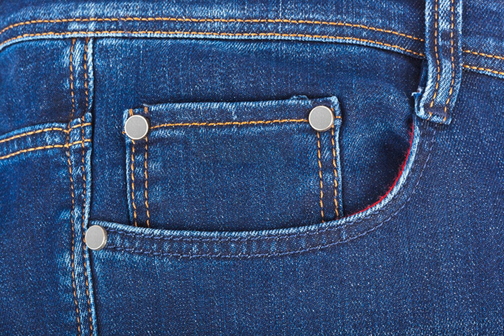 Džepovi na ženskim trapericama su plići i manji nego onim na muškim. I dok muškarci većinom mogu u svoje džepove strpati i ključeve i čak mobitele, kod žena to ide malo teže. 