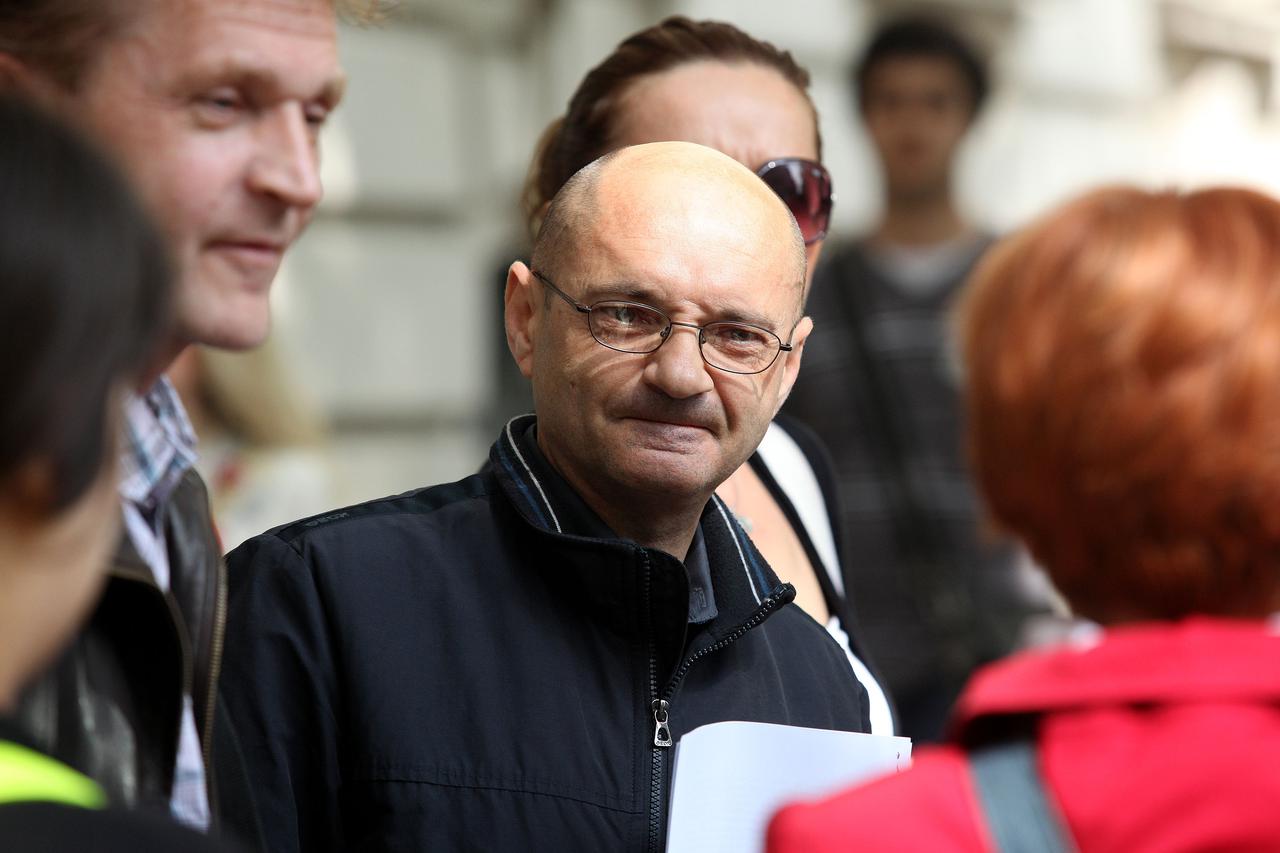 07.05.2013., Zagreb - Predstavnici udruge Franak objasnili su danas na konferenciji za medije ispred sjedista DORH-a zasto podnose prijavu protiv Hrvatske narodne banke. Photo: Patrik Macek/PIXSELL
