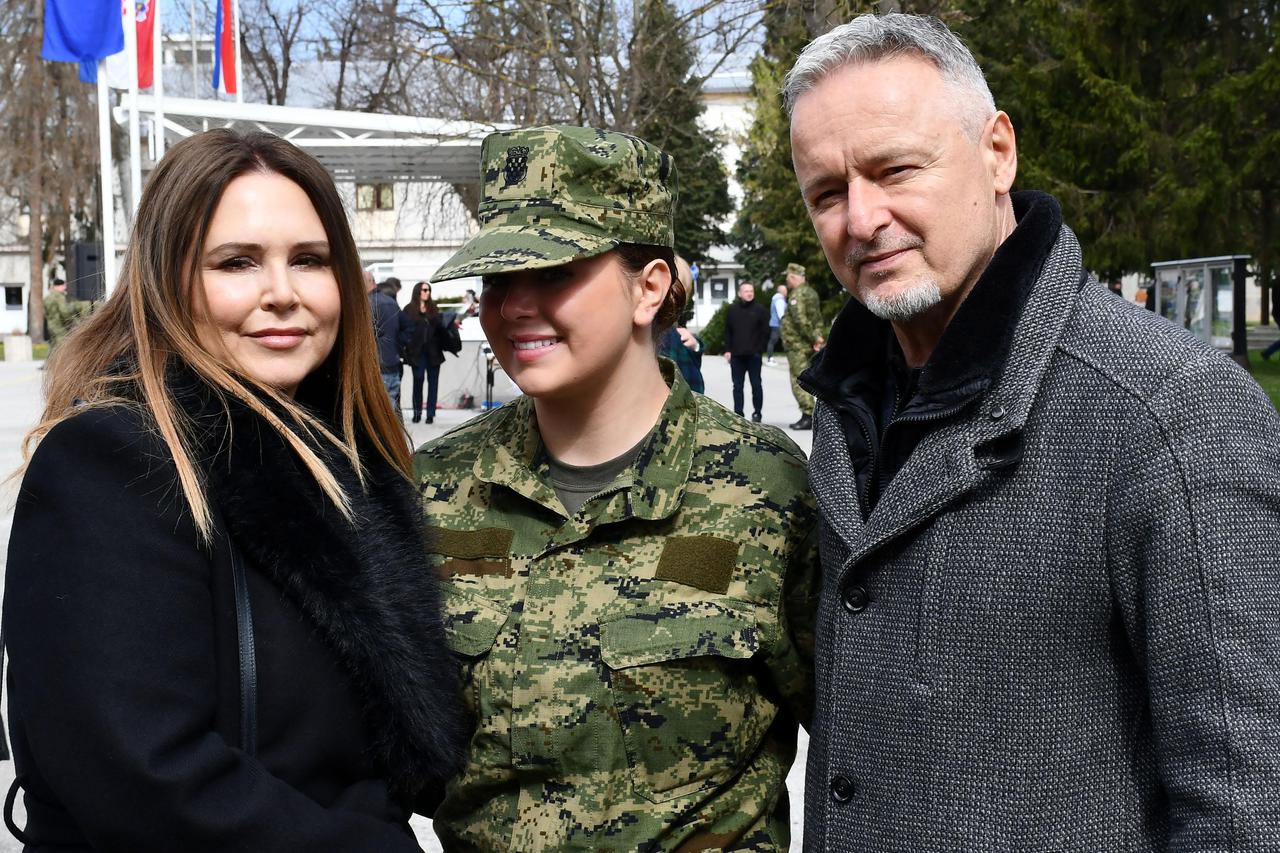 Na svečanoj prisegi ročnika u Požegi pozornost je privukla Diva Perković, kći pjevača Marka Perkovića Thompsona