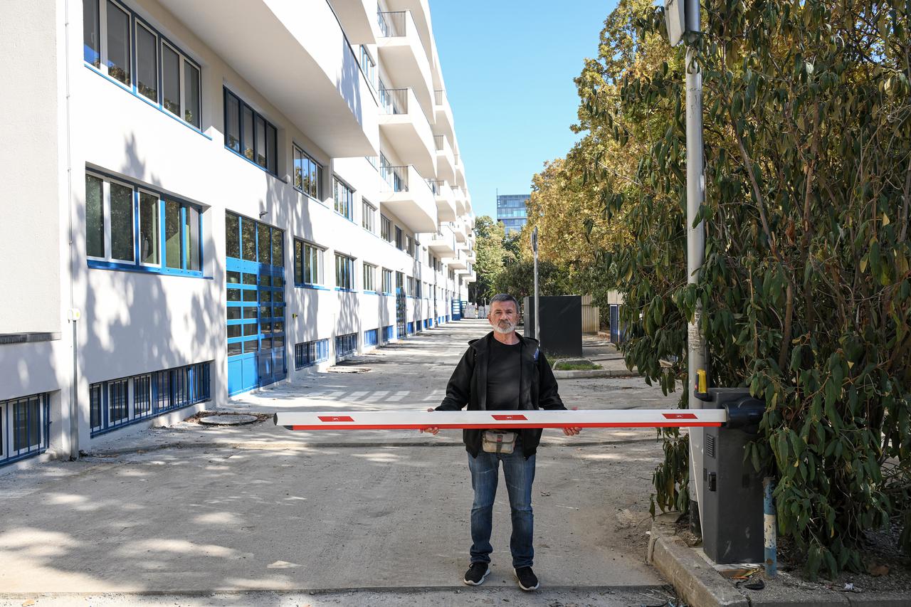 Zagreb: Zoran Grosl pokazao je rampe kojima Grad na Vrbiku oduzima 77 parkirališnih mjesta