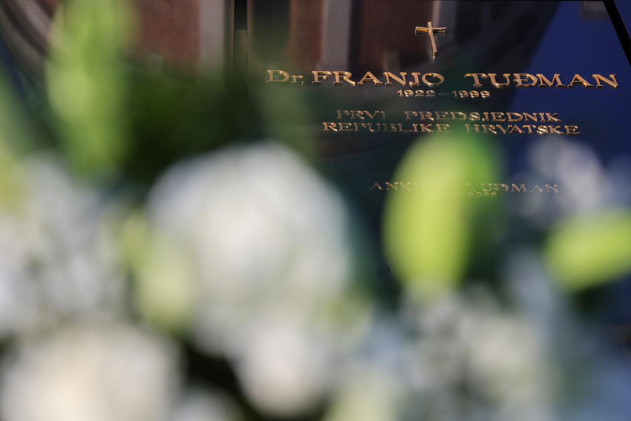 Zagreb: Izaslanstvo HDZ-a položilo svijeće povodom 26. godišnjice smrti dr. Franje Tuđmana