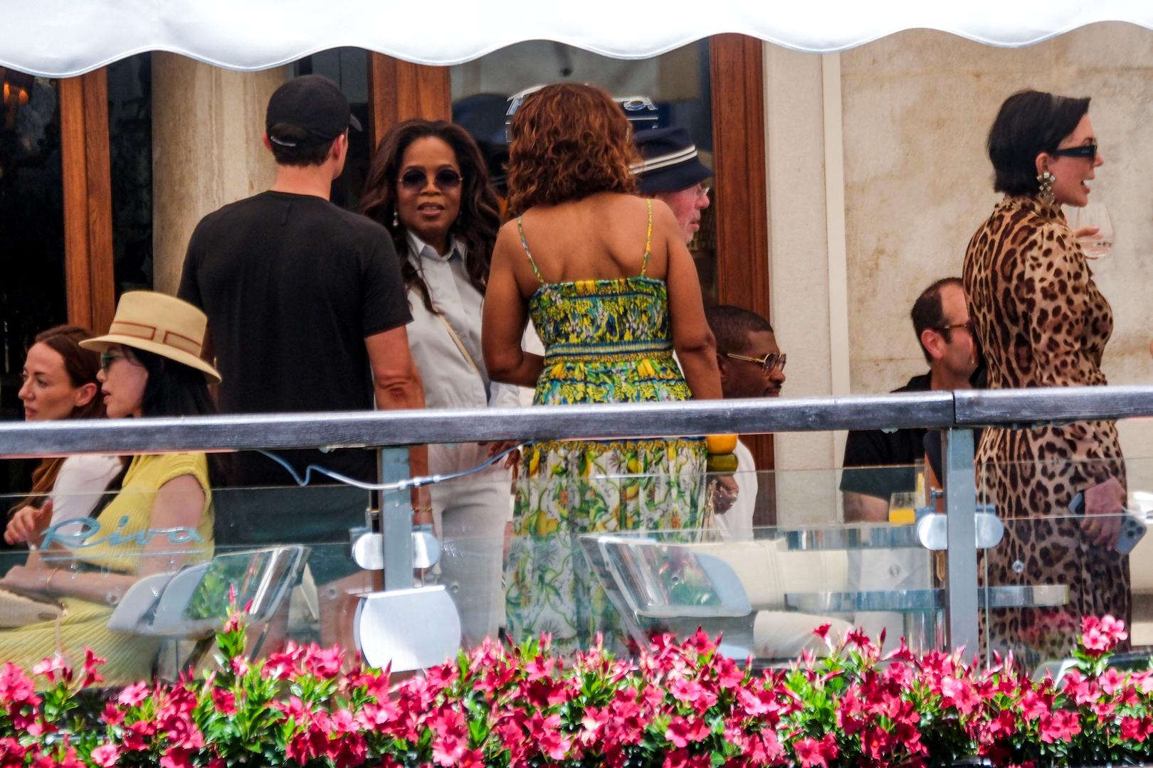 Venecijanskim kanalima ovih dana plove najveće svjetske zvijezde koje su stigle na raskošno slavlje Jeffa Bezosa i Lauren Sanchez. Među prvima viđena je slavna voditeljica Oprah Winfrey. Oprah Winfrey