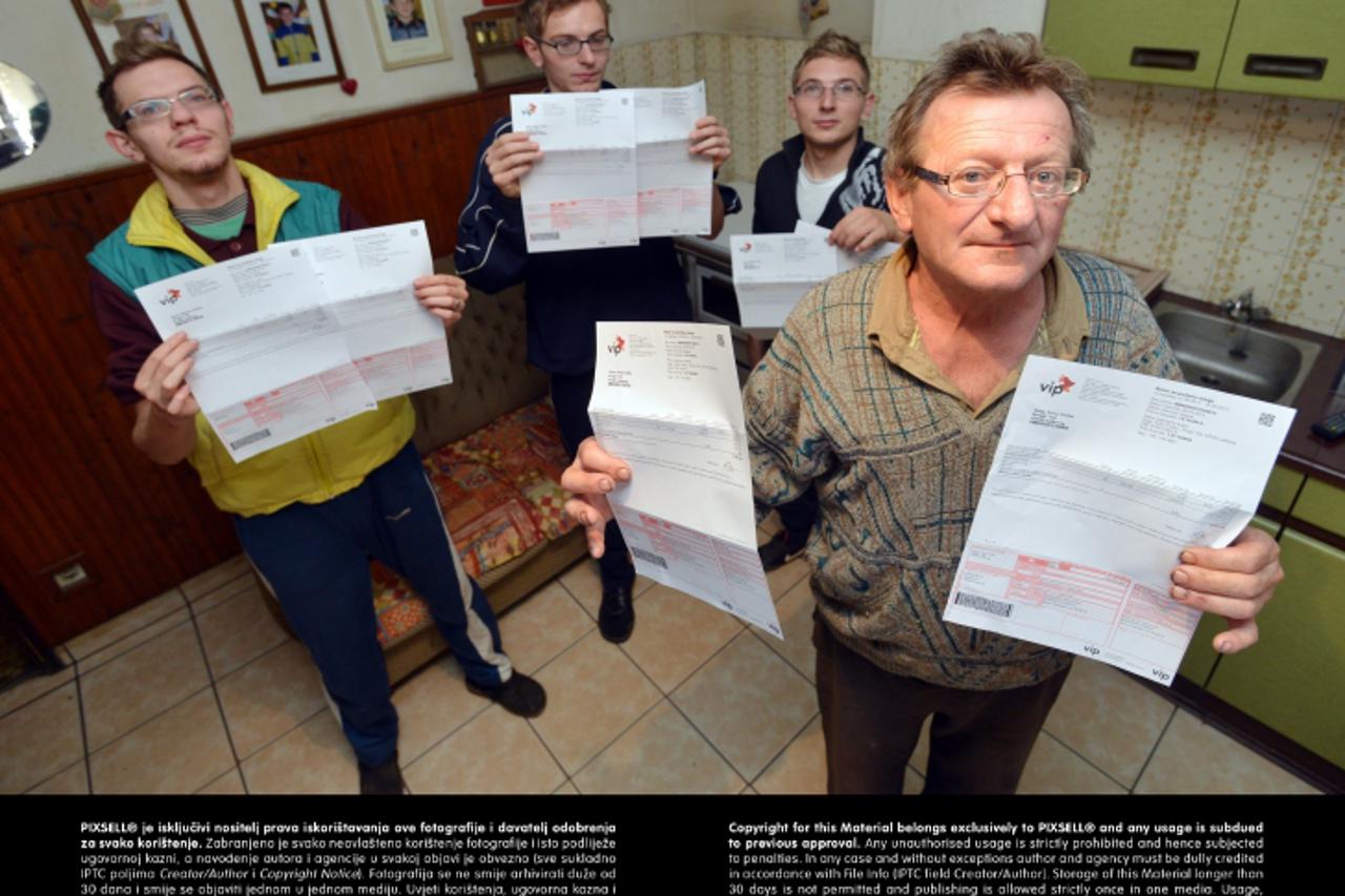 '16.10.2013., Struga - Obitelj Tome Cvetka iz Struge zrtve su prevaranata za koje su u Zagrebu kupovali mobitele i potpisivali pretplatnicke ugovore. Nakon nekoliko dana, na kucnu adresu stigli su rac