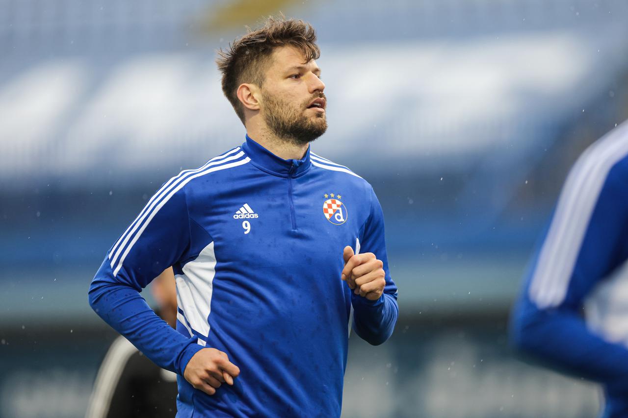 Zagrijavanje uoči utakmice zaostalog 5. kola SuperSport HNL-a između Dinama i Varaždina