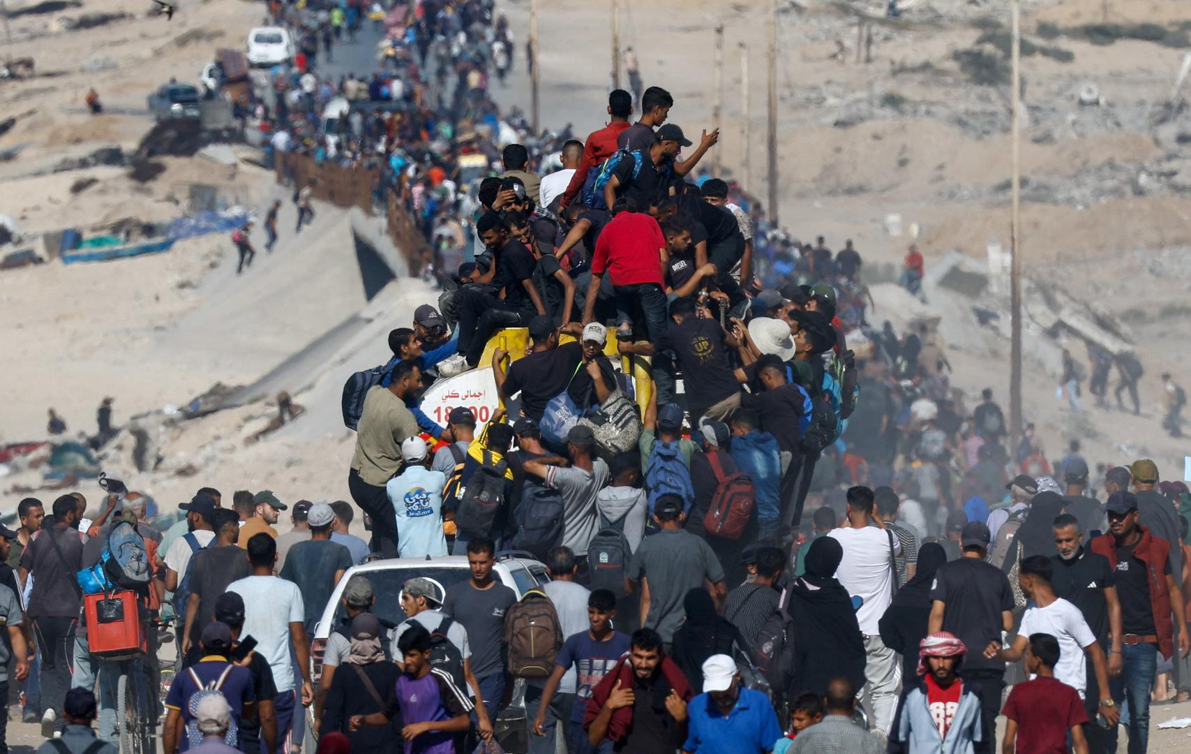 Pucnjava u blizini mnoge je omela u kretanju, a samo je nekolicina pokušavala prijeći pješice, rekli su stanovnici.