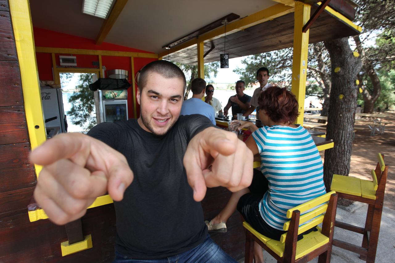 27.07.2011., Zadar, Petrcane - Jedan od natjecatetlja u showu Hrvatska trazi zvjezdu, Duje Stanisic, u Petrcanima otvorio fast food. Photo: Zeljko Mrsic/PIXSELL