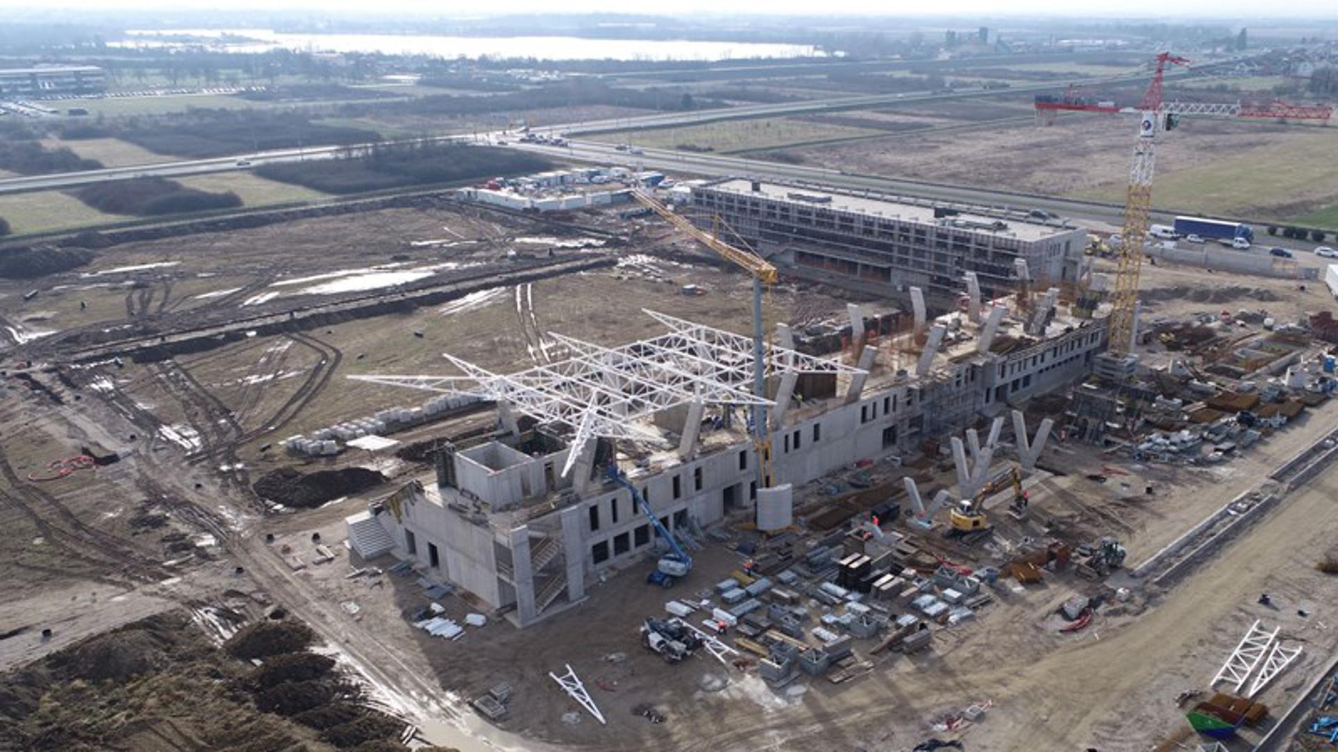 Na budućem stadionu dovršeni su gotovo svi armiranobetonski radovi, dok je u tijeku izvedba armiranobetonske konstrukcije sjedećeg dijela tribina. Izvedena je većina armiranobetonskih stupova za prihvat čelične krovne konstrukcije natkrivanja tribina, kao i trakasti temelji prilaznog pješačkog mosta za pristup stadionu, dok su radovi na njegovim nadzemnim elementima u tijeku.