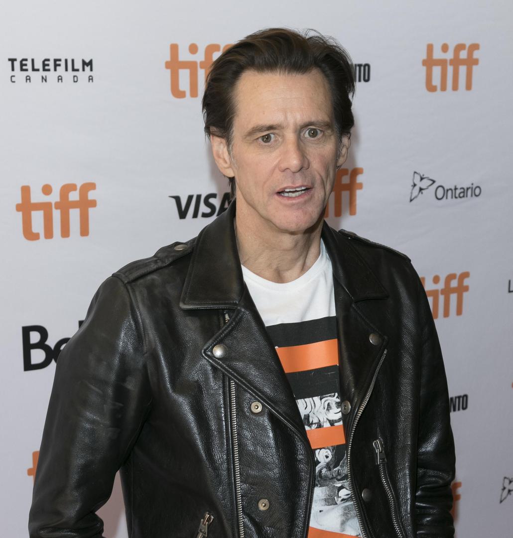 Komičar i glumac Jim Carrey imao je teško djetinjstvo. Kada mu je otac izgubio posao ostali su bez kuće i jedino što im je ostalo bio je kombi u kojem je cijela obitelj spavala. Zbog siromaštva Jim se morao ispisati iz škole i već s 15 godine počeo je raditi kako bi pomogao roditeljima.