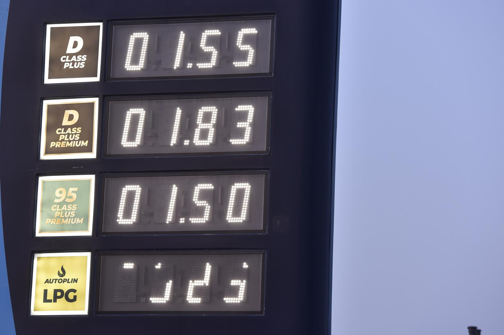 Mjere obuhvaćaju i intervenciju u cijene goriva, a ministar gospodarstva Ante Šušnjar istaknuo je da će država dio pritiska ublažiti odricanjem od dijela trošarina. Tako će od utorka Eurosuper 95 poskupjeti s 1,55 na 1,62 eura, dok bi bez Vladine intervencije cijena iznosila 1,71 euro. Dizel će porasti s 1,55 na 1,73 eura, umjesto mogućih 1,86 eura bez mjera, dok će plavi dizel skočiti s 0,89 na 1,19 eura, a bez intervencije dosegnuo bi 1,23 eura.