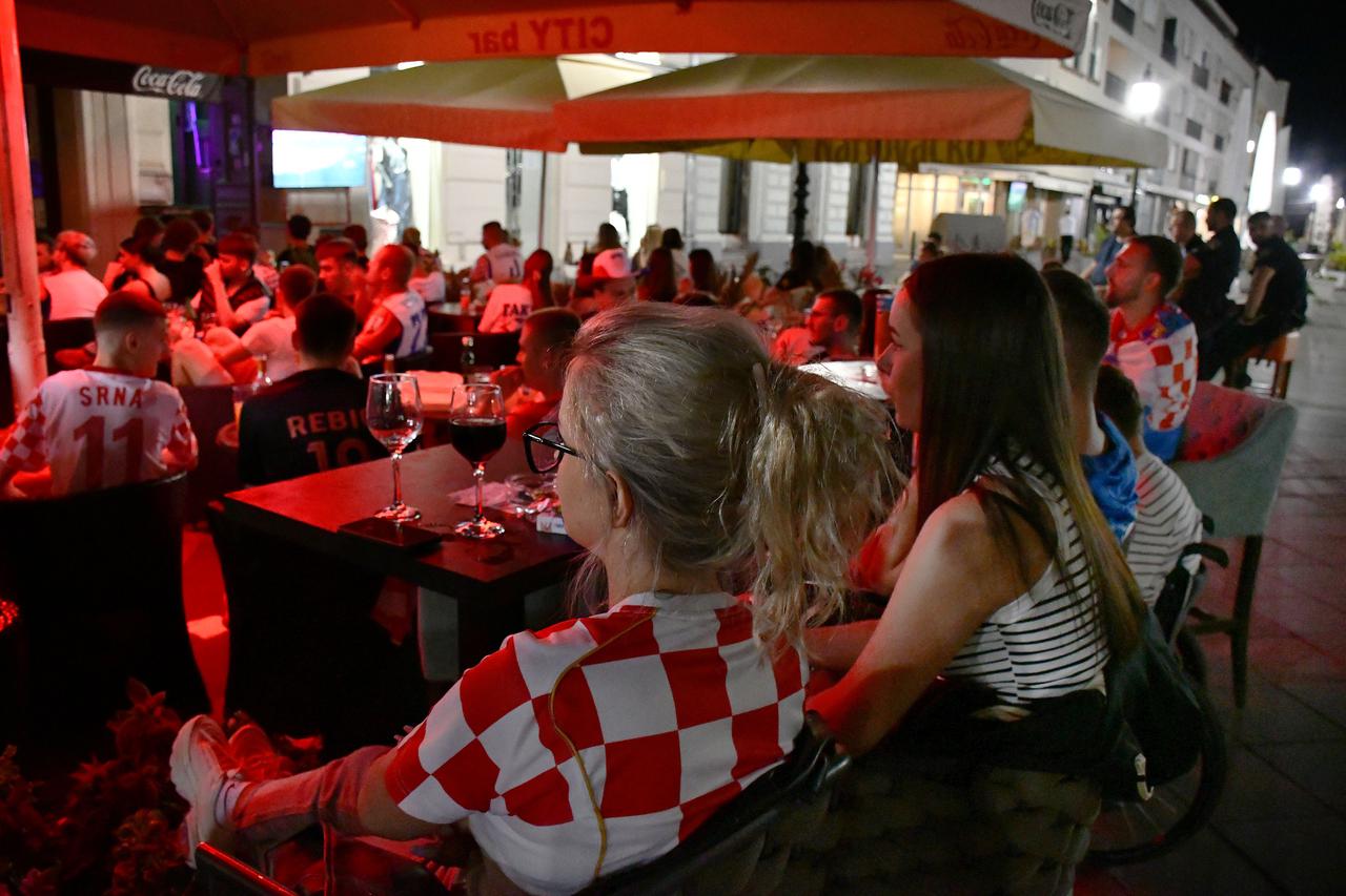 Slavonski Brod: Navijači prate tv prijenos utakmice između Hrvatske i Paname u kafićima na Korzu