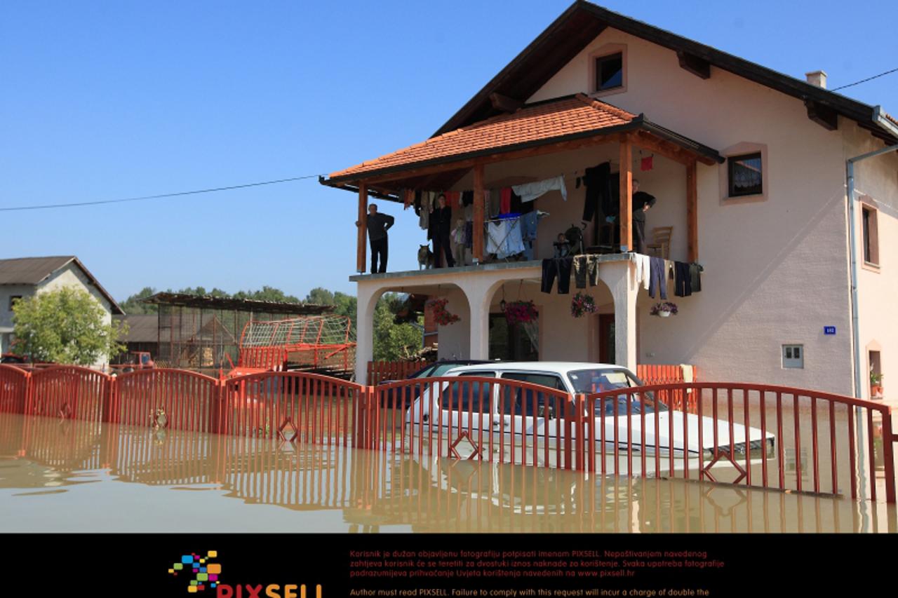 '22.09.2010., Cicka Poljana - Obitelj Kuzimic tri je dana zaglavljena u poplavljenom mjestu. Vojska se pojavila tek treci dan, do sad su se mjestani pomagali sami. Najveca opasnost prijeti od zaraze, 