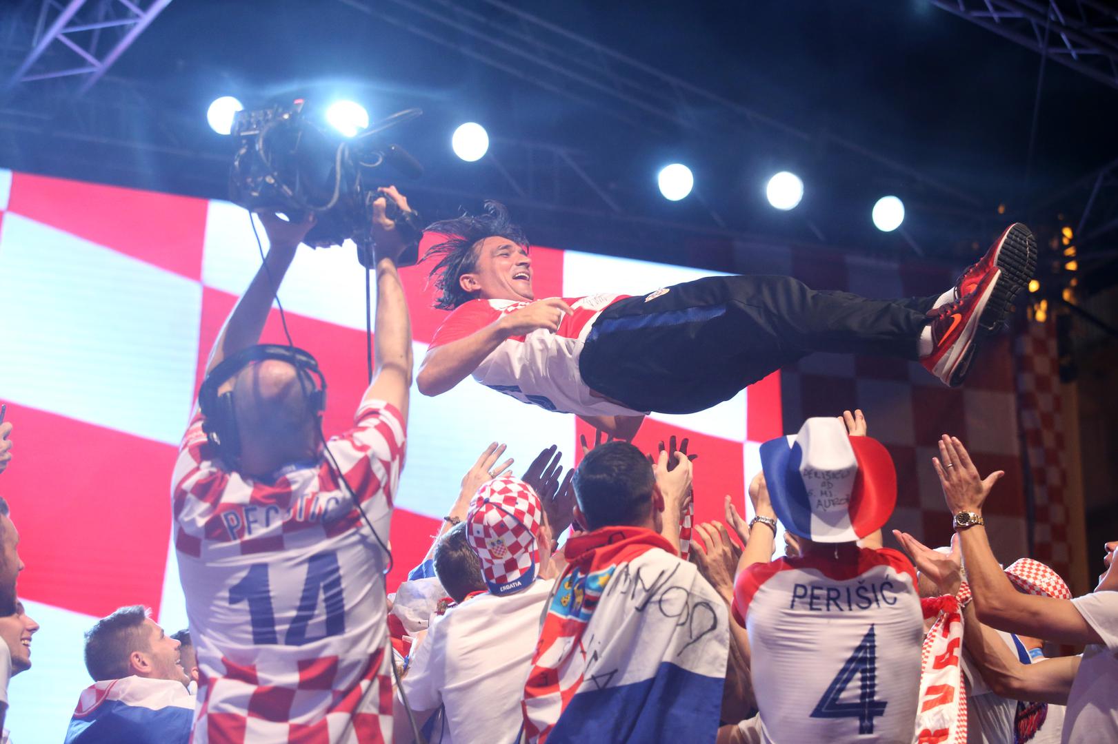 Izbornik Zlatko Dalić na kraju je završio na rukama igrača.