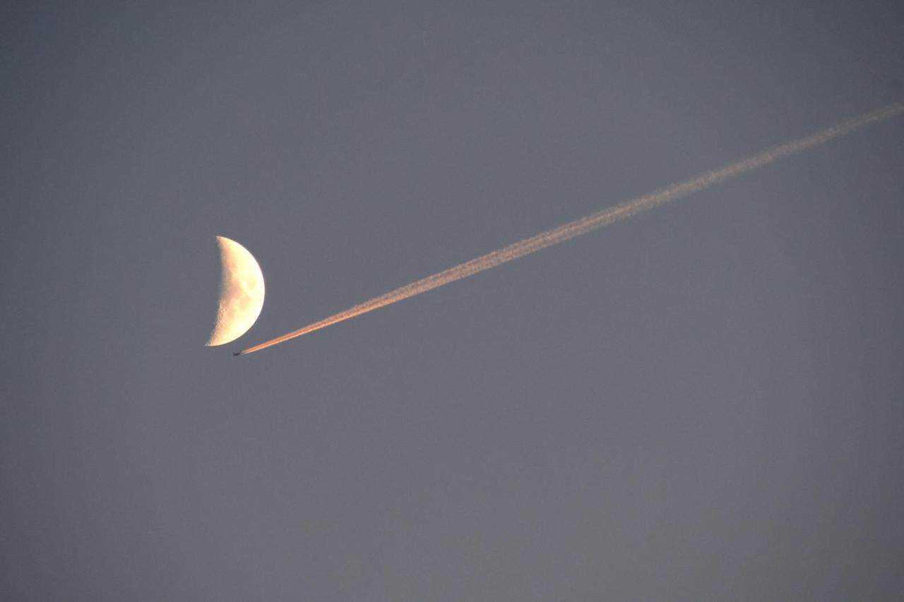Mjesec i avion iznad Pule