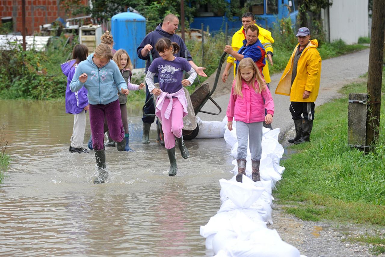 \'19.09.2010., Prudic, Zdenci Brdovecki, gornji, Brdovec, Zapresic -  Zbog velike kise i plimnog vala nabujala rijeka Sava izlila se kod Brdovca u mjestu Zdenci Brdovecki gorji. Nekoliko kuca je popla