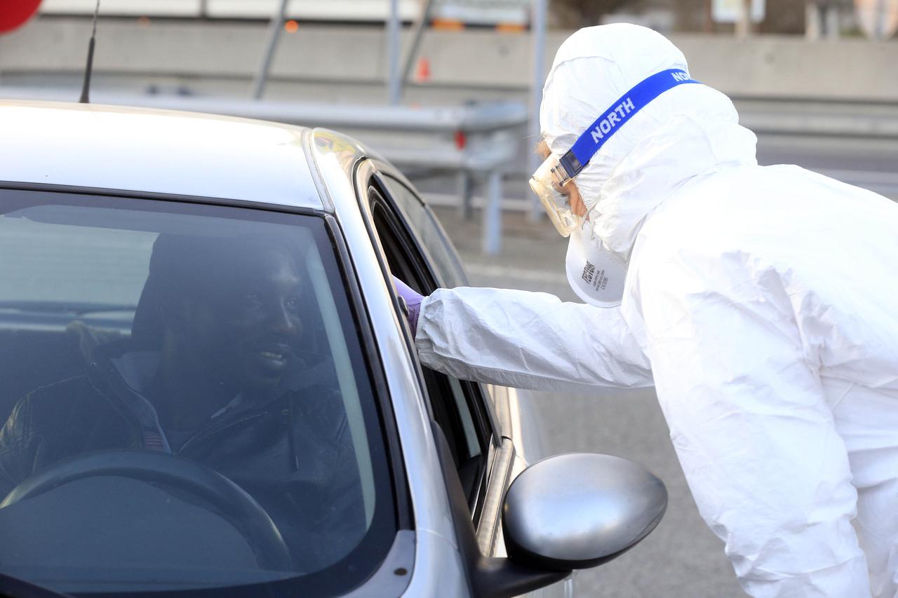 Kontrola zdravlja putnika na granici između Slovenije i Italije