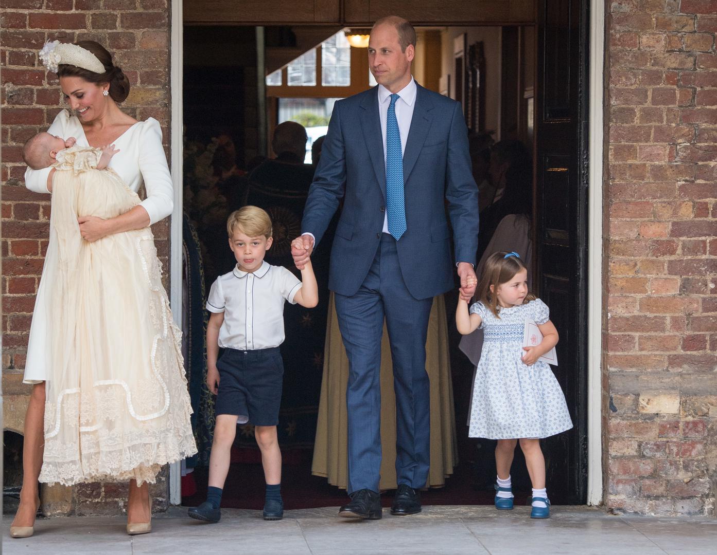 Njen suprug, princ William, za ruku je držao Georgea i Charlotte, a s njima su u kapelicu došli i princ Harry i njegova supruga Meghan. 
