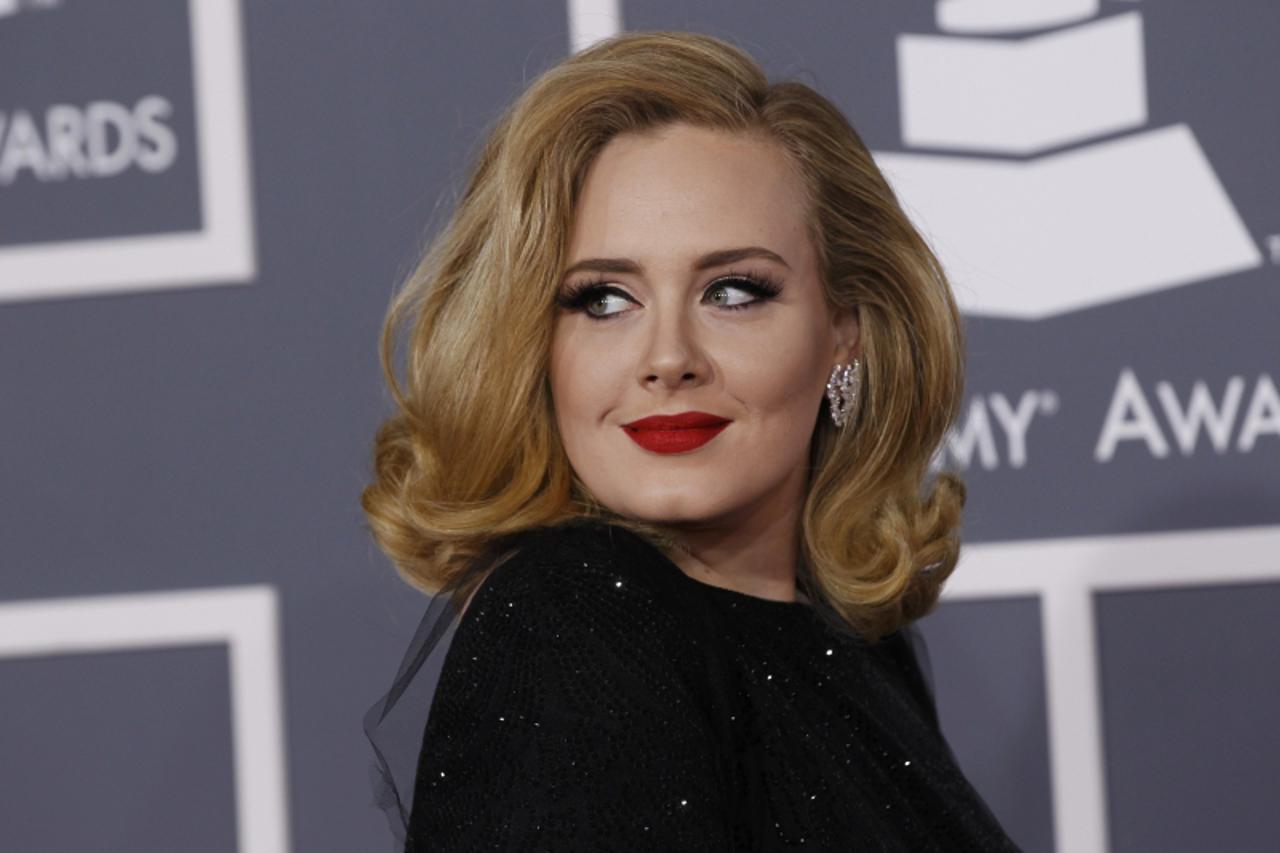 'Singer Adele poses as she arrives at the 54th annual Grammy Awards in Los Angeles, California, February 12, 2012.  REUTERS/Danny Moloshok   (UNITED STATES) (GRAMMYS-ARRIVALS)'