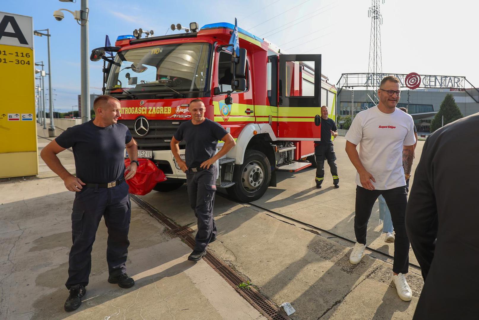Jones je slavio nokautom, a Miočić je proglasio kraj karijere.