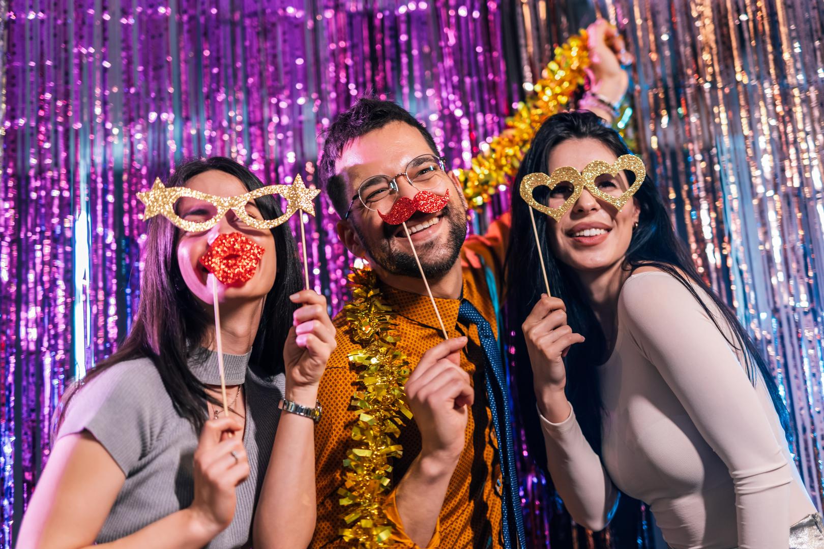 Djevica: Djevice koriste dan za mirno planiranje. Fokus je na zatvaranju emotivnih poglavlja – bilo kroz iskren razgovor u vezi ili čvrstom odlukom da se stari tereti ne nose u novu godinu. Strpljenje je ključno. Izbjegavajte poslovne drame i posvetite večer sebi. 