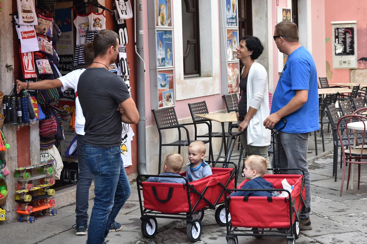Stara gradska jezgra nakon razvedravanja opet je puna turista.