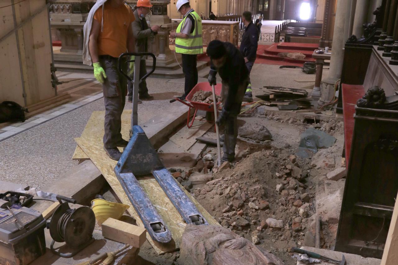 Otvaranje Muzeja grada Zagreba, izložbena instalacija i ulomci nadgrob. ploče biskupa L. Baratina